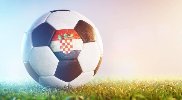 サッカーボールは草の上にクロアチアの国旗が描かれている。クロアチア代表チーム - 写真・画像