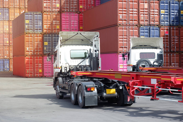 Logistica industriale e trasporto di camion in container yard per attività logistiche e cargo. - Foto, immagini