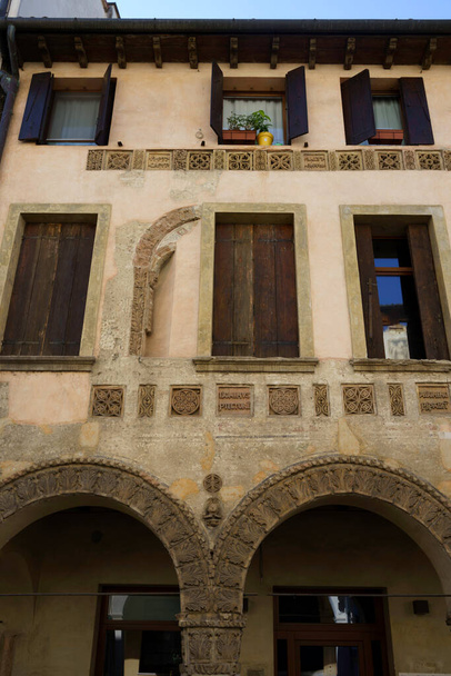 Buiten van historisch paleis in Conegliano, provincie Treviso, Veneto, Italië - Foto, afbeelding