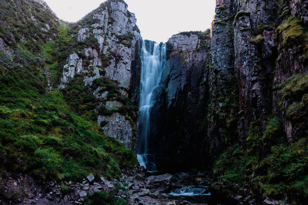 Sirató özvegy vízesés Assynt-ben, Skócia északnyugati felvidékein. Vízesés simított vízzel, patakkal, sziklákkal - Fotó, kép