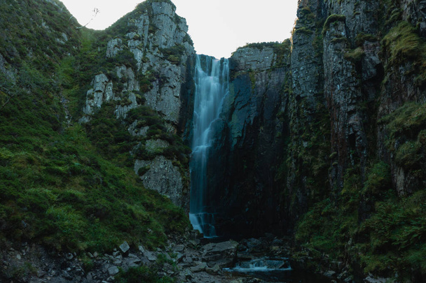 İskoçya 'nın kuzeybatısındaki Assynt' te Ağlayan Dul Şelaleleri. Yumuşak su, dere, kayalar ile şelale - Fotoğraf, Görsel
