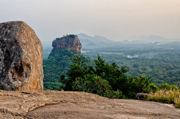 Uitzicht vanaf Pidurangala Rock bij Sigiriya, genaamd Lion Rock. Sri Lanka. Hoge kwaliteit foto - Foto, afbeelding