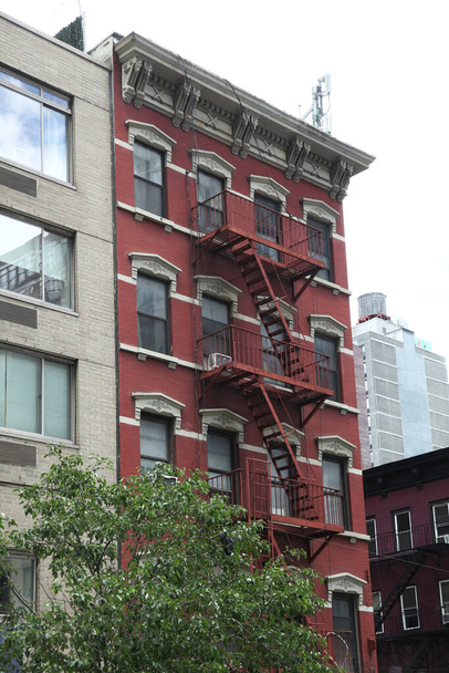 Nowy Jork-czerwiec 15,2018: Big Apartment buliding w Nowym Jorku w pobliżu drogi w USA. - Zdjęcie, obraz