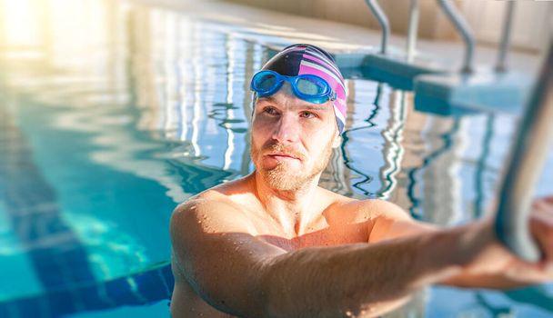 Schwimmer im Pool. Ein männlicher Athlet schwimmt in einem Sportbecken. - Foto, Bild