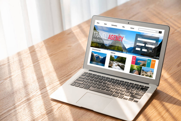 Online matkatoimisto verkkosivuilla modish haku ja matkasuunnittelu tarjoaa paljon ja paketti lennon, hotelli ja kiertue varaus - Valokuva, kuva