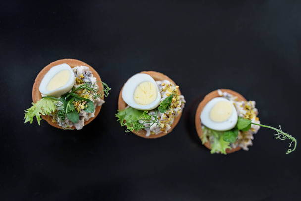 finom szendvicsek tojással és avokádóval - Fotó, kép