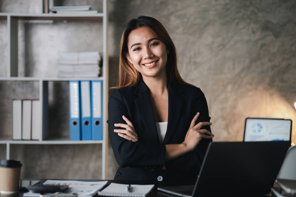 Donne asiatiche che lavorano in ufficio, giovani imprenditrici asiatiche come dirigenti d'azienda, fondatrici e dirigenti di start-up, giovani imprenditrici. Concetto di start-up. - Foto, immagini