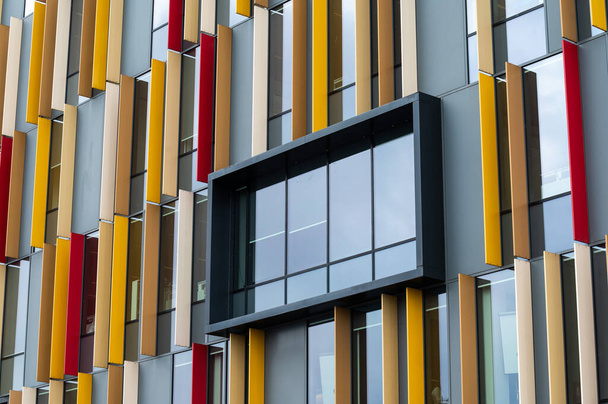 Aalst, Flamandzki Brabant, Belgia - 11 02 2022 - Abstrakcyjne kolory i linie współczesnego budynku administracyjnego - Zdjęcie, obraz
