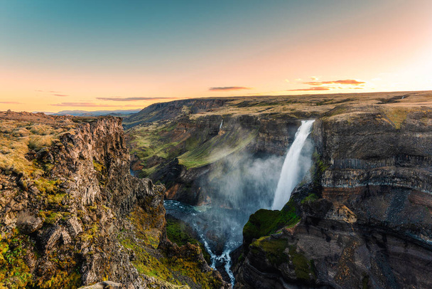 Majestátní mocný Haifosův vodopád tekoucí na sopečném kaňonu mezi islandskou Vysočinou v létě na Islandu - Fotografie, Obrázek