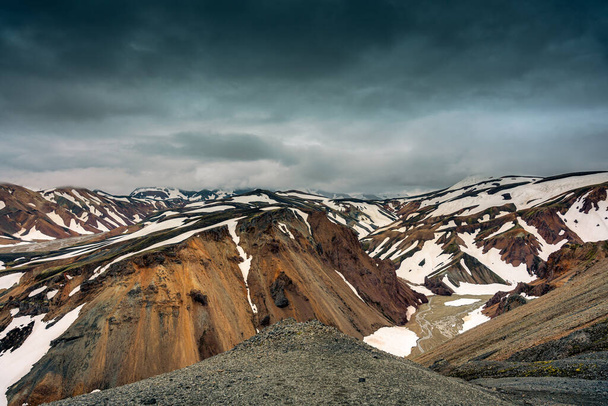 Влітку в Ландманналаугарі (Ісландія) велична вулканічна гора з снігом, вкритим слідом Блахнякура на ісландських високогір "ях. - Фото, зображення
