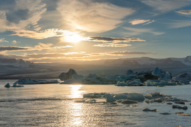 Hermosa laguna glaciar Jokulsarlon con iceberg derritiéndose al atardecer en el parque nacional Vatnajokull, Islandia - Foto, imagen