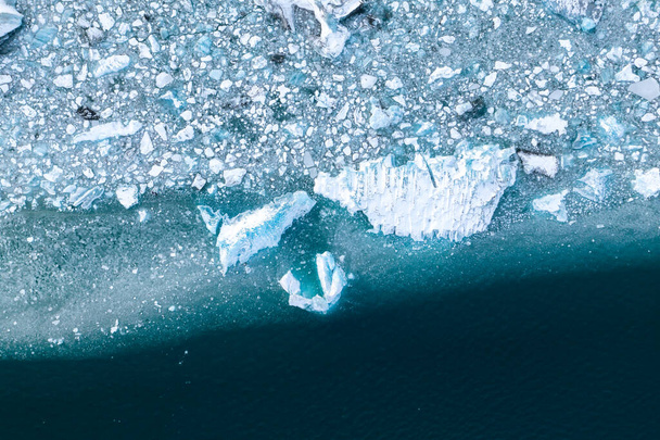 Islanda. Una vista aerea di un iceberg. Paesaggio invernale da un drone. Laguna Iceberg di Jokulsarlon. Parco nazionale Vatnajkull, Islanda.  - Foto, immagini