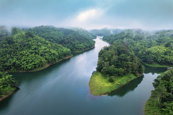 Vista aérea da floresta tropical abundante com nevoeiro e rio que flui pela manhã no parque nacional - Foto, Imagem