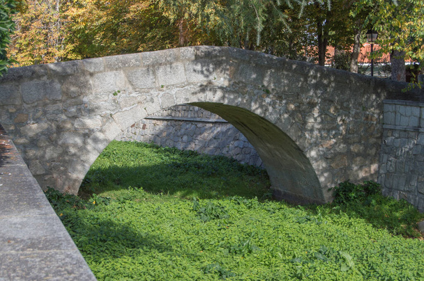 pequena ponte de pedra em Colmenar del Arroyo, província de Madrid. Espanha - Foto, Imagem