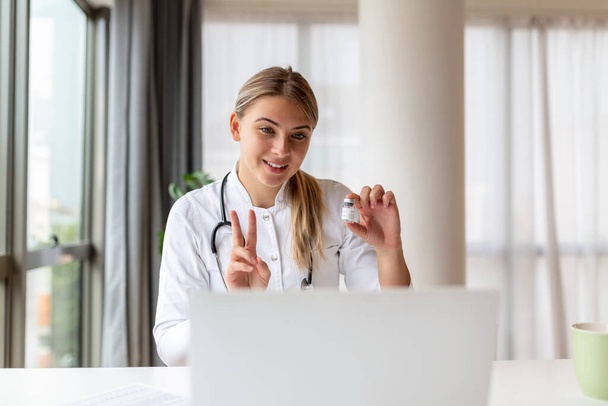 Γυναίκα γιατρός που κάνει online θεραπεία με του ασθενούς της, δίνοντάς τους συμβουλές κατά τη χρήση τηλεϊατρικής ως ένα νέο φυσιολογικό κατά τη διάρκεια της επιδημικής έξαρσης COVID- 19 - Φωτογραφία, εικόνα
