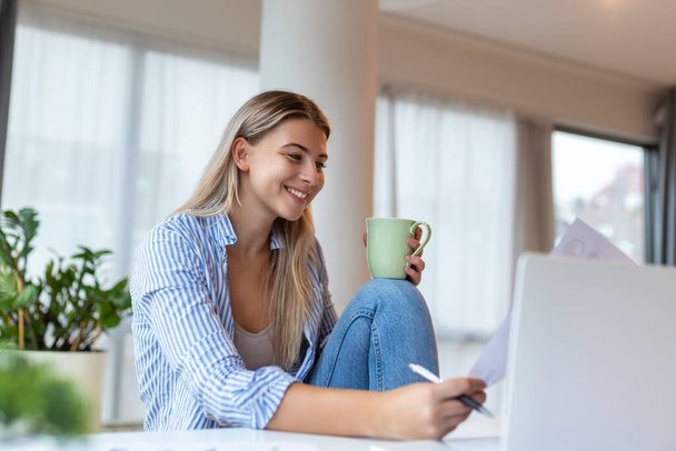 Kaunis nainen freelancer huomata tietoa suunnitteluun projektin tekee etätyötä kannettavan tietokoneen kautta. nainen nauraa lukiessaan sähköpostia nykyaikaisella kannettavalla laitteella . - Valokuva, kuva