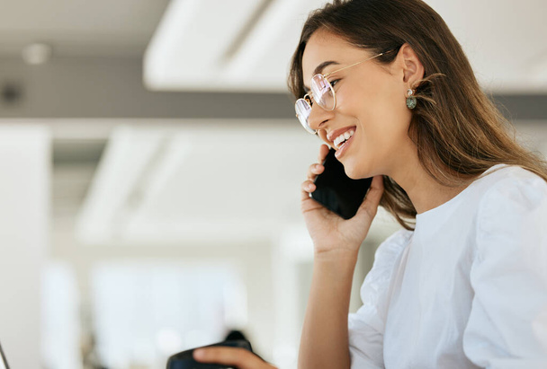 Telefonhívás, kommunikáció és beszélgetés egy üzletasszonnyal, miközben az irodájában dolgozik. Kapcsolat, szemüveg és hálózatépítés egy női munkavállaló csevegés az ő okostelefon munkahelyi. - Fotó, kép
