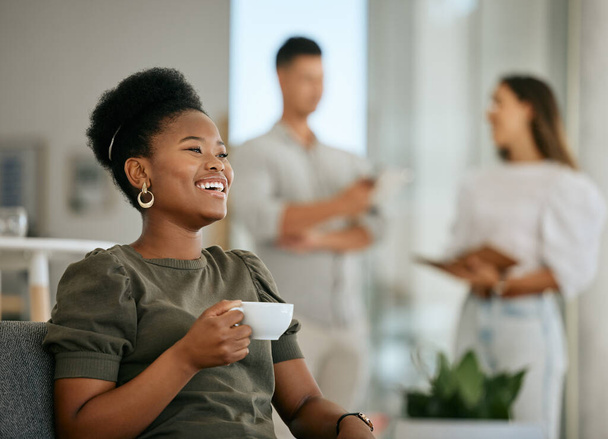 Kawa, szczęśliwa i czarna kobieta z uśmiechem w pracy, relaks i myślenie o biznesie w biurze współpracownika. Pomysł, szczęście i afrykański pracownik śmiejący się ze wspomnień przy pomocy drinka i bokeh. - Zdjęcie, obraz