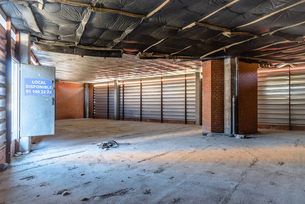Vue intérieure d'un espace commercial non rénové prêt à être loué dans un nouveau bâtiment - Photo, image