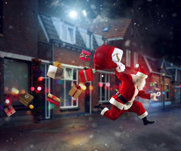 Święty Mikołaj biegnie szybko dostarczyć wszystkie prezenty na Boże Narodzenie - Zdjęcie, obraz