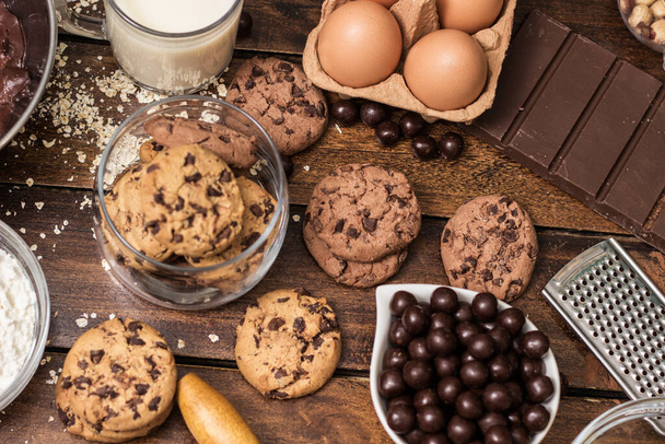 Hacer galletas de chocolate con todos los ingredientes - Foto, Imagen