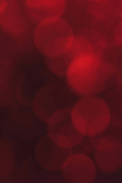 Abstrakter Hintergrund von verschwommenen roten Ampeln für Design. Lichter bokeh dis focus. Weihnachten Hintergrund, Kopierraum - Foto, Bild