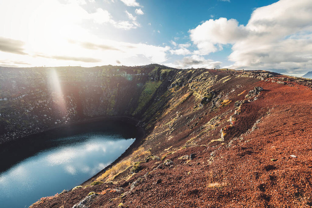 Kerid Crater Lake van een turquoise kleur gelegen op het zuiden van IJsland. Hoge kwaliteit foto - Foto, afbeelding