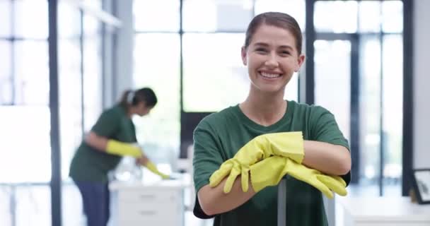 Siivooja, nainen ja siivouspalvelu toimistolle tai yritykselle hygieniaa, bakteereja ja likaa varten puhtaalle ja siistille työpaikalle. Muotokuva ja hymy naisen piika tai talonmies palvelu ja siivous. - Materiaali, video