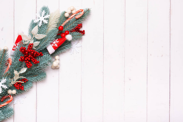 Kerstcompositie gemaakt van dennenboom, sneeuwvlokken en feestelijke decoraties bovenaanzicht. Kerst lag plat. Kopieerruimte. - Foto, afbeelding