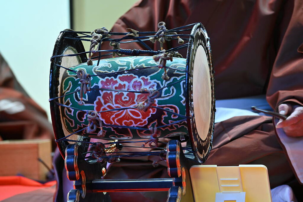 Antik Japon saray müziği (Japonya 'da' GAGAKU ') performansı. Gagaku perküsyon, rüzgar ve telli çalgılardan oluşur. - Fotoğraf, Görsel