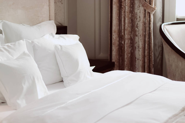 豪華なベッドルーム、ベッドリネンランドリーサービスと家具の詳細で白い寝具付きの家の装飾とインテリアデザイン、ベッド - 写真・画像