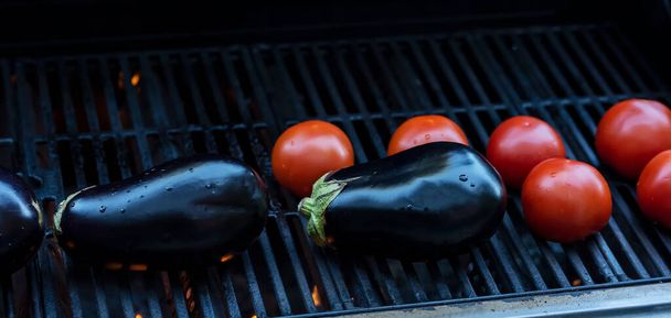 Vegetables - eggplant and grilled tomatoes. Cooking process - Foto, Bild
