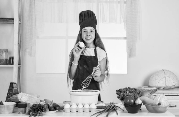 Şef önlüklü kız ve şapka pişirme, mutfak. - Fotoğraf, Görsel
