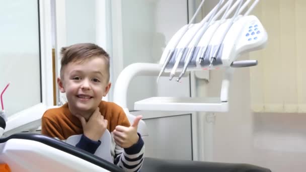 Χαριτωμένο αγοράκι που δείχνει αντίχειρας στο οδοντιατρείο. - Πλάνα, βίντεο