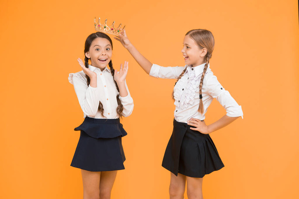 big boss. motivation to study. Friendship. prom queen. childhood pride. education success. back to school. selfish small girls dream about future. happy girls in uniform and crown. thank you. - Foto, imagen