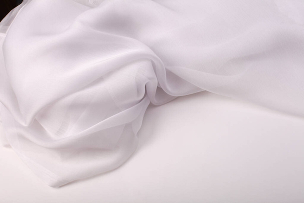 Tissu art beige vague blanche soie. Texture abstraite espace de copie horizontal arrière-plan. - Photo, image