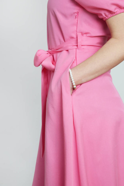 Série de photos studio de jeune mannequin femme en robe midi rose vif - Photo, image