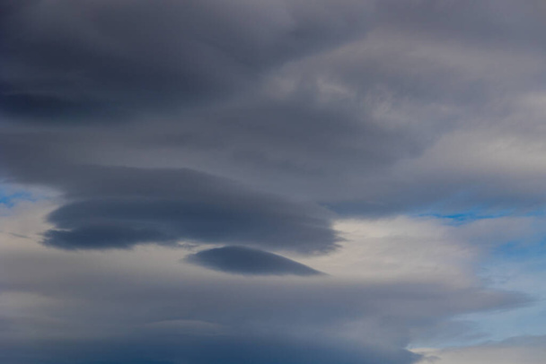 mooie hemel met grijze grote ronde verbazingwekkende wolken - Foto, afbeelding