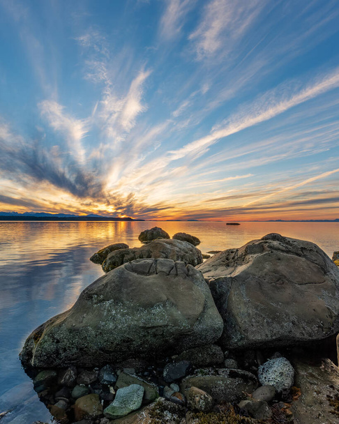Piękny zachód słońca za skałami w Phipps Point, Hornby Island, Kolumbia Brytyjska, Kanada - Zdjęcie, obraz