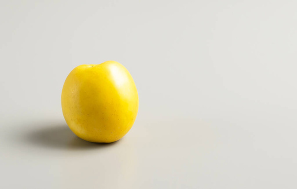 Pomme jaune mûre sur fond gris, vue du dessus, espace pour le texte - Photo, image