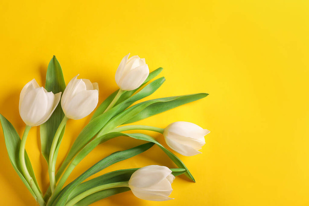 Many beautiful tulips on yellow background, flat lay. Space for text - Zdjęcie, obraz