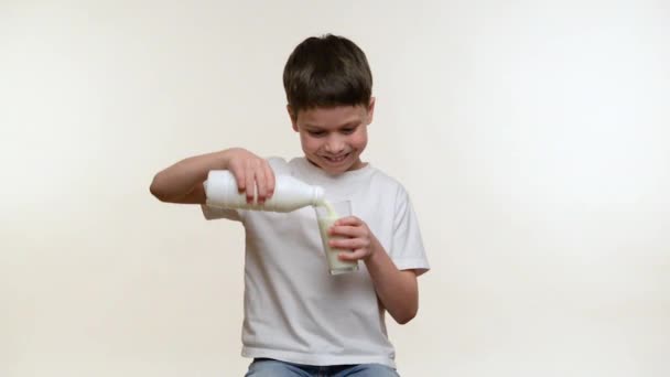 Хлопчик п'є молоко. Білий фон
 - Кадри, відео