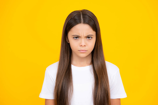 Девочка со злобным выражением лица. 12, 13, 14 years old teenager with angry face, upset emotions - Фото, изображение