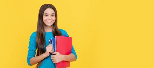 glücklich Teenager Mädchen wuth Schulheft zum Notieren, Lernen. Banner der Schülerin. Schülerporträt mit Kopierraum - Foto, Bild