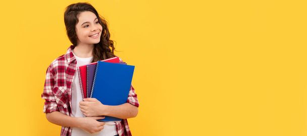 Schülerin mit Notizbuch. zurück zur Schule. Teenager Mädchen bereit zu studieren. Banner einer Schülerin. Schüler-Porträt mit Kopierraum - Foto, Bild