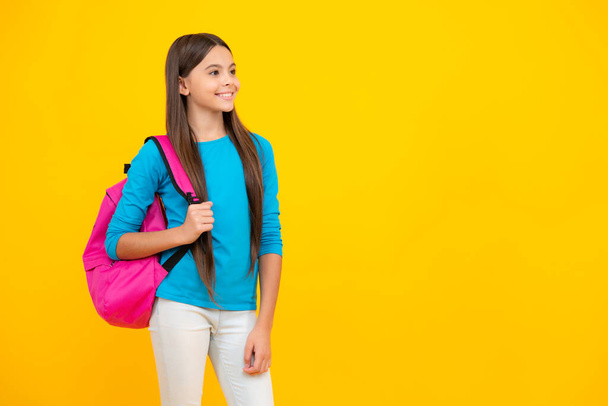 School teen with backpack. Teenager student, isolated background. Learning and knowledge. Go study. Education concept. Happy teenager portrait. Smiling girl - Foto, imagen