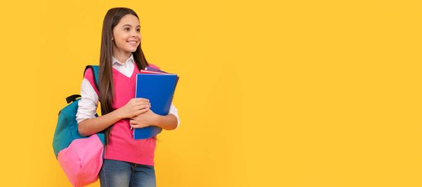 oktatás. tinédzser és fiatal. Tanuló alany. A boldog tini lány hátizsákot hord. Az iskoláslány diák zászlaja. Iskola gyermek tanuló portré másolási hely - Fotó, kép
