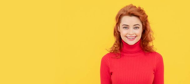 bájos boldog vörös hajú nő arc portré sárga háttér, boldogság. - Fotó, kép