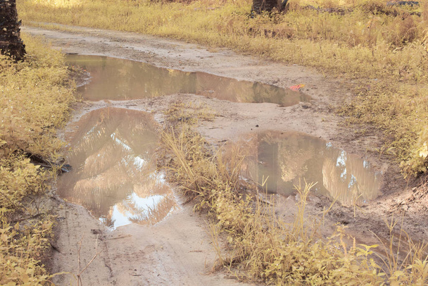 油田に氾濫した雨水の赤外線イメージと排水 - 写真・画像