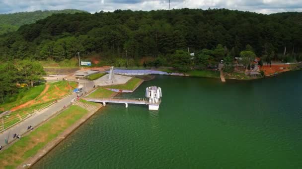Estación hidroeléctrica del lago Tuyen Lam, vista aérea en las tierras altas Da Lat, Vietnam. Este es un lago hidroeléctrico que proporciona energía - Metraje, vídeo